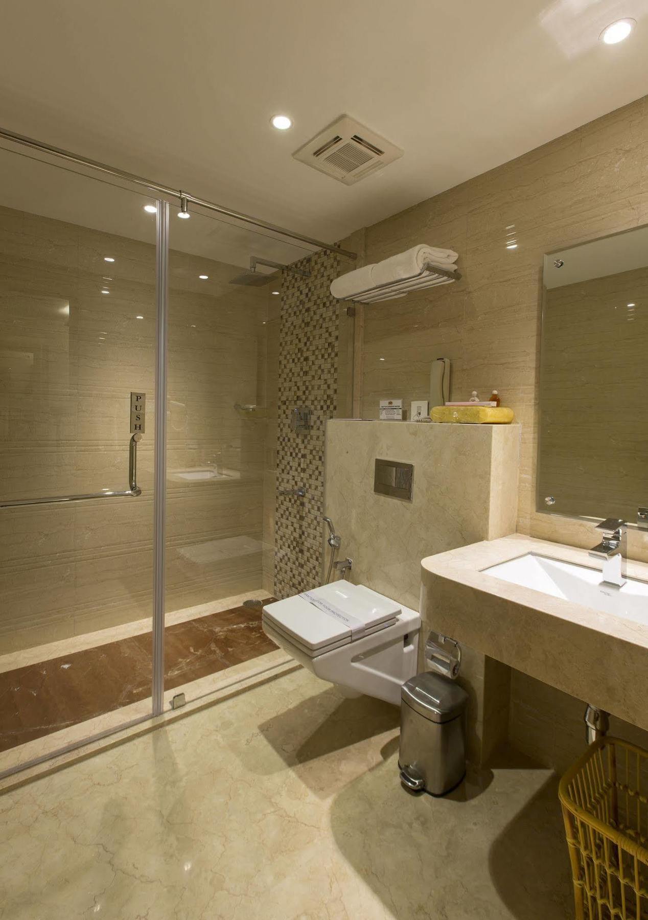 Pai Viceroy Hotell Tirupati Exteriör bild