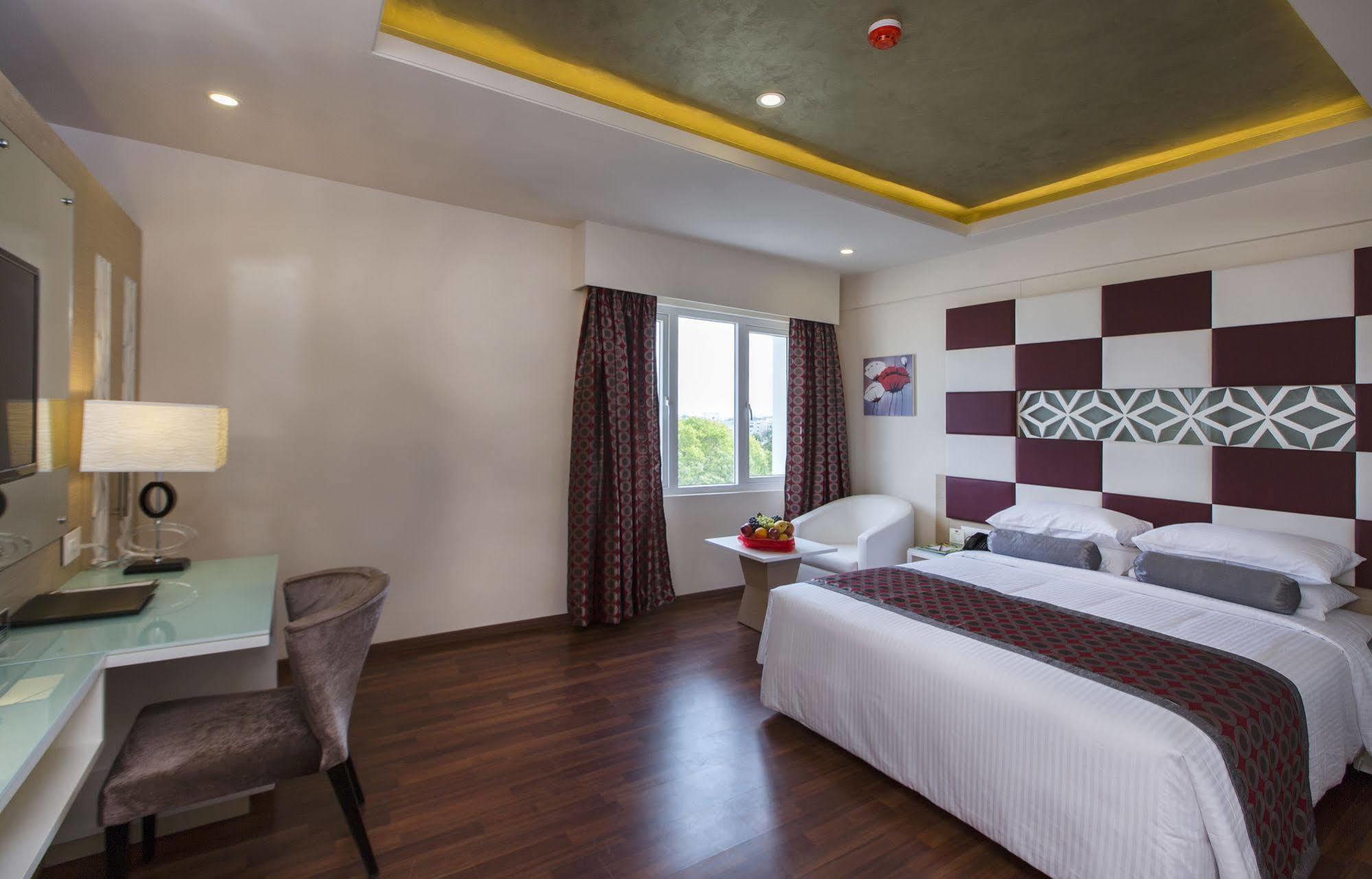 Pai Viceroy Hotell Tirupati Exteriör bild
