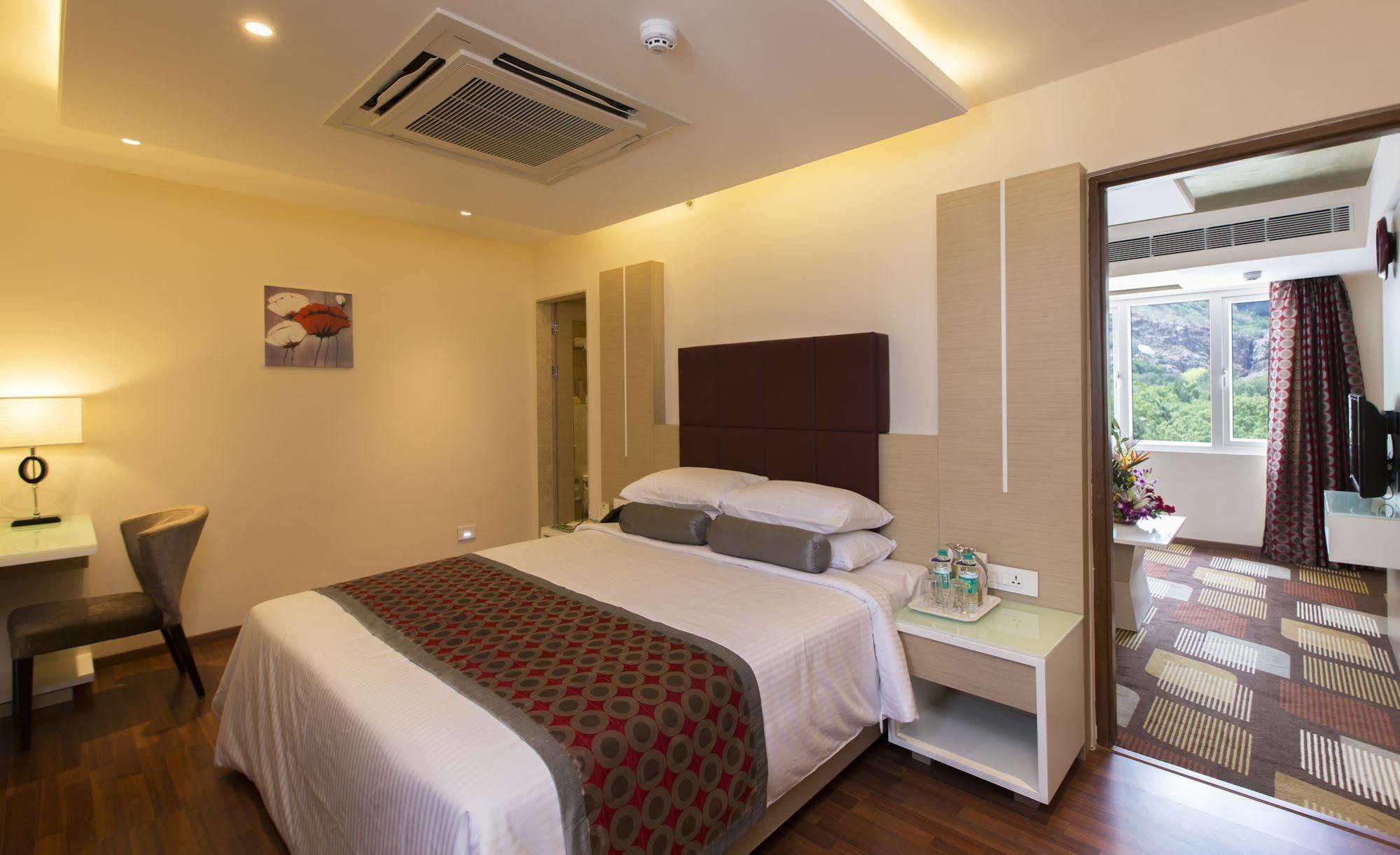 Pai Viceroy Hotell Tirupati Exteriör bild