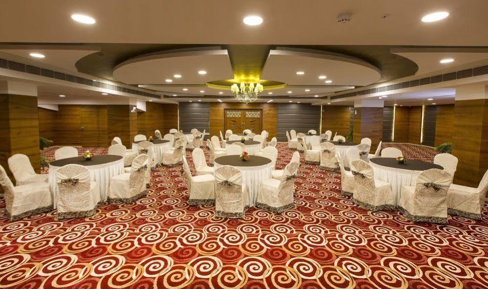 Pai Viceroy Hotell Tirupati Exteriör bild